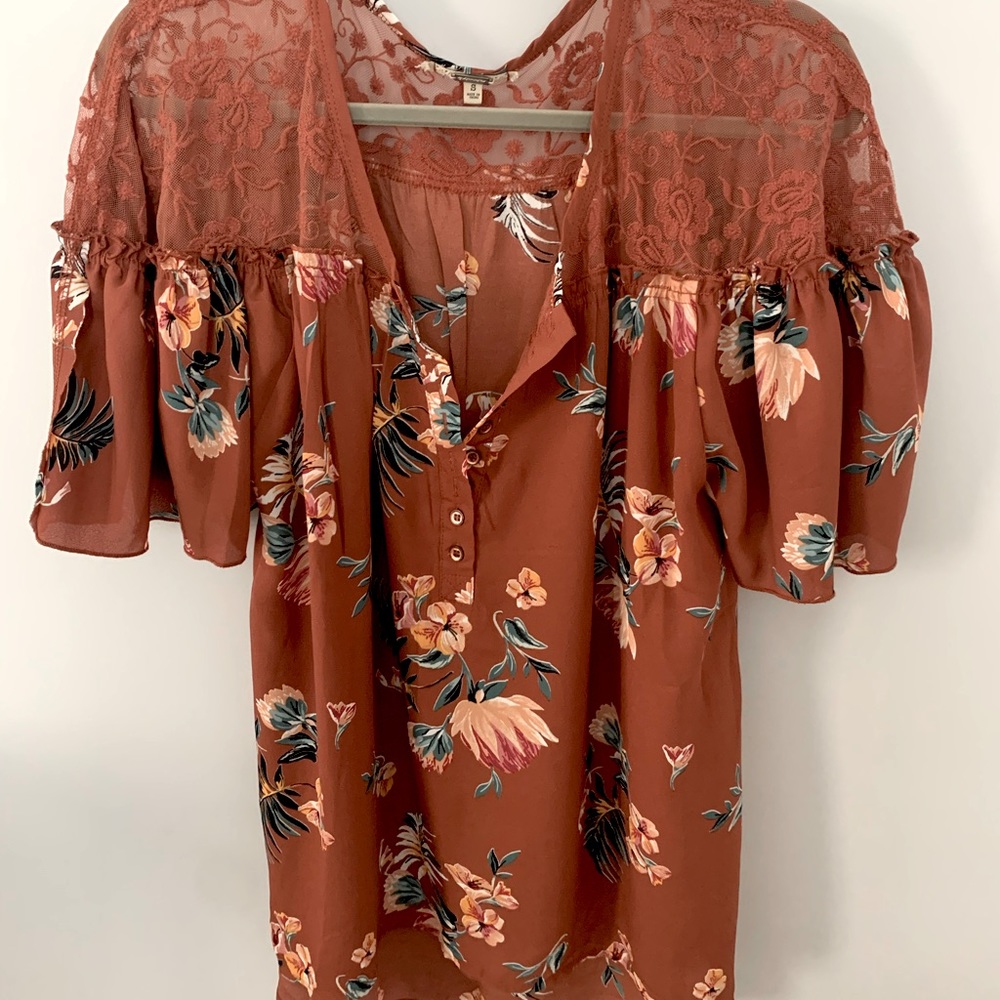 Like New Buckle Gimmicks Top